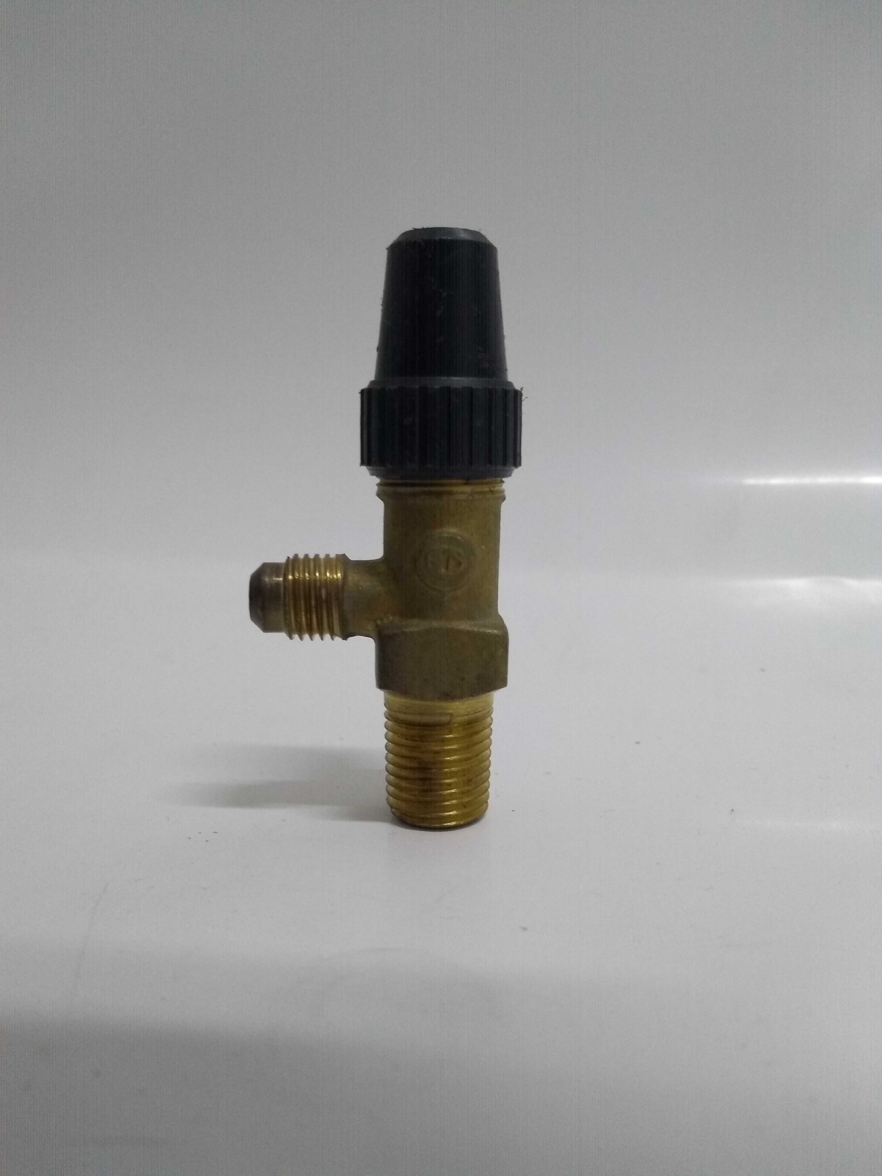VALVULA TANQUE LATAO APIS DELTA 561 1/4 NPTF X 1/4 SAE 