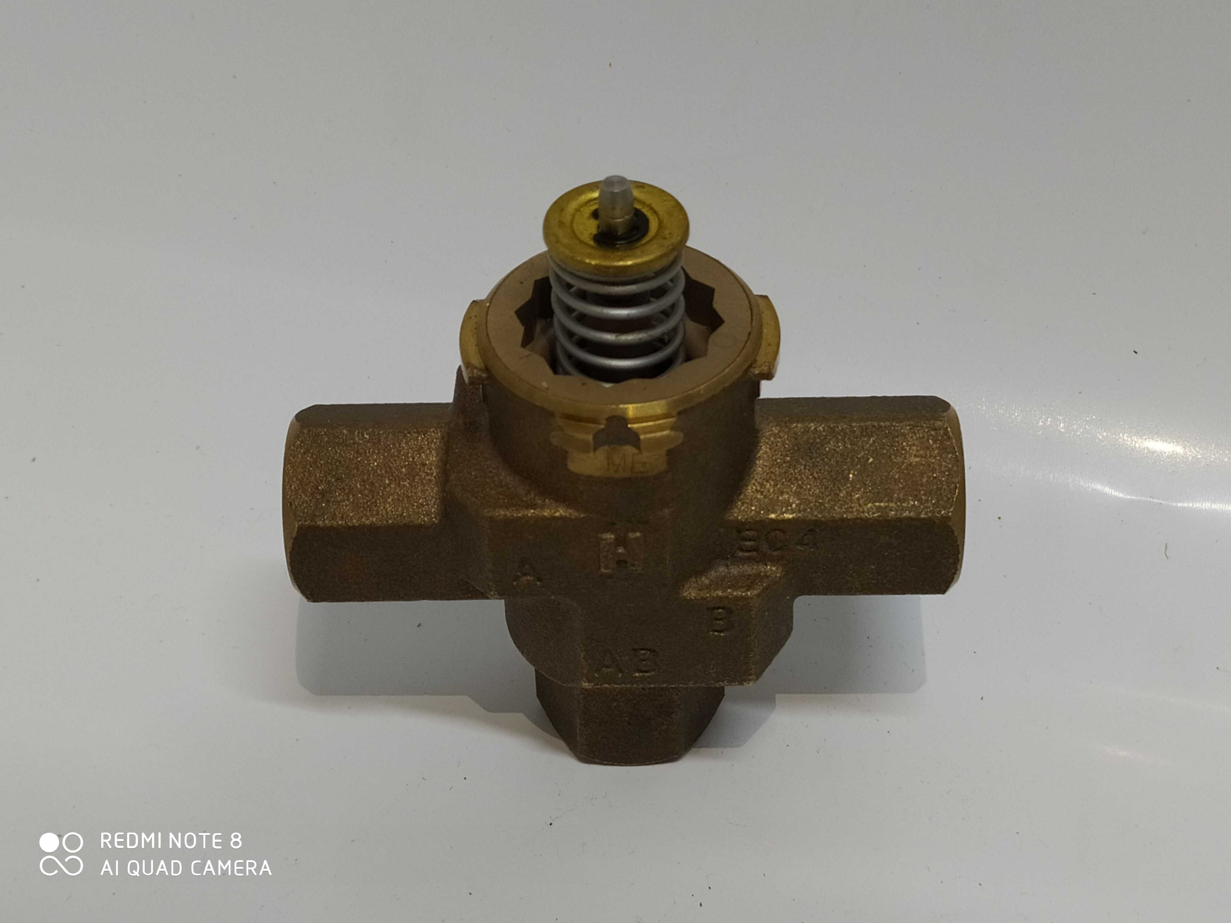 VALVULA DE AGUA HONEYWELL 1/2 POL 3 VIAS MACHO